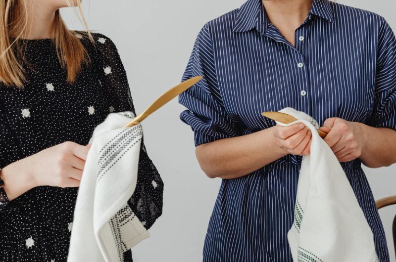 Večer stačí namočit a ráno neuvěříte: Kuchyňské utěrky budou jako nové