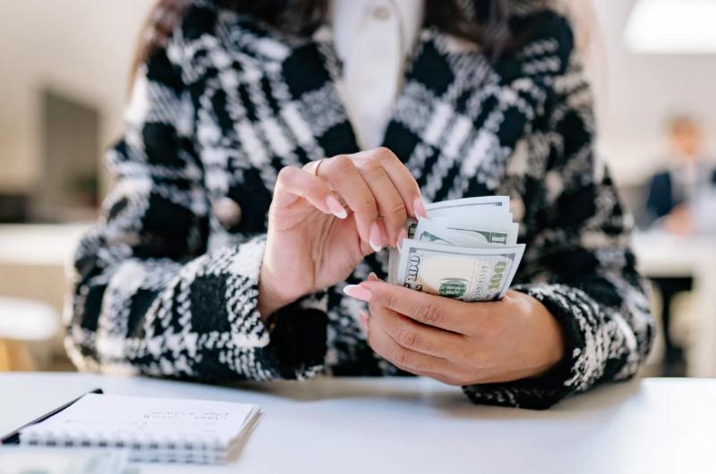 Sen o západním standardu má konkrétní cenu. Kolik musí Čech vydělávat, aby žil jako Němec?