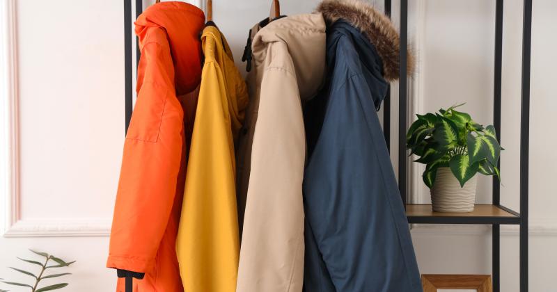 Ukládání zimních bund: 7 chytrých triků, jak ušetřit místo v malém bytě