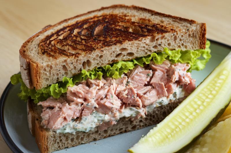 Tuňák v konzervě vypadá zdravě. Jeden detail ale většina lidí přehlíží