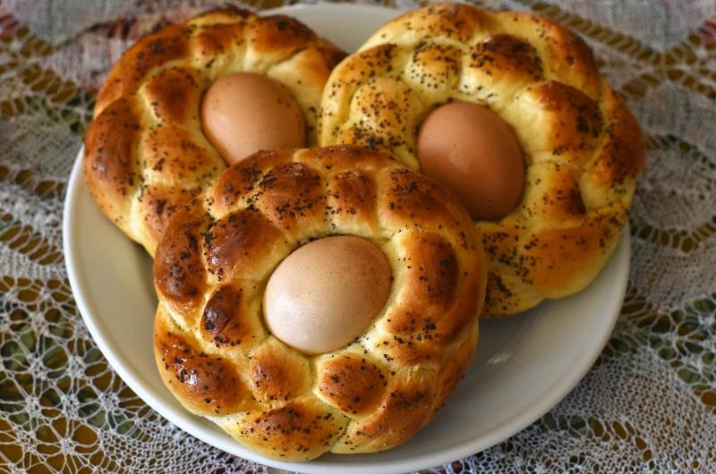 Velikonoční věnec s vejcem: Tradiční pečivo, které letos zastíní mazanec