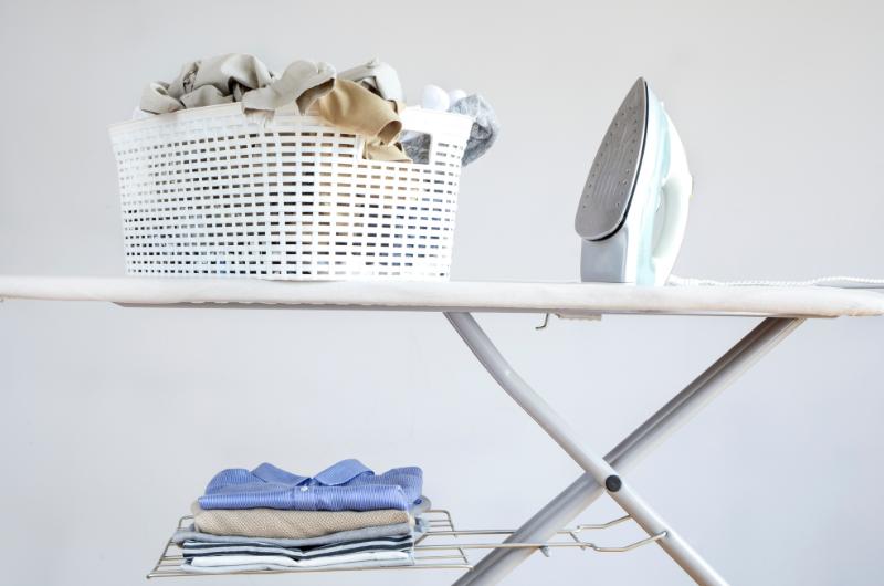 Zapomeňte na žehličku: Stačí jedna kostka ledu a oblečení bude jako nové