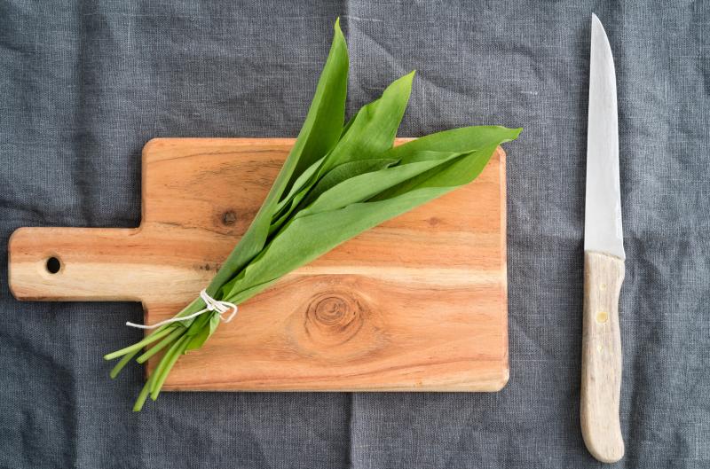 Sbíráte medvědí česnek? Konvalinka vypadá podobně a může způsobit otravu