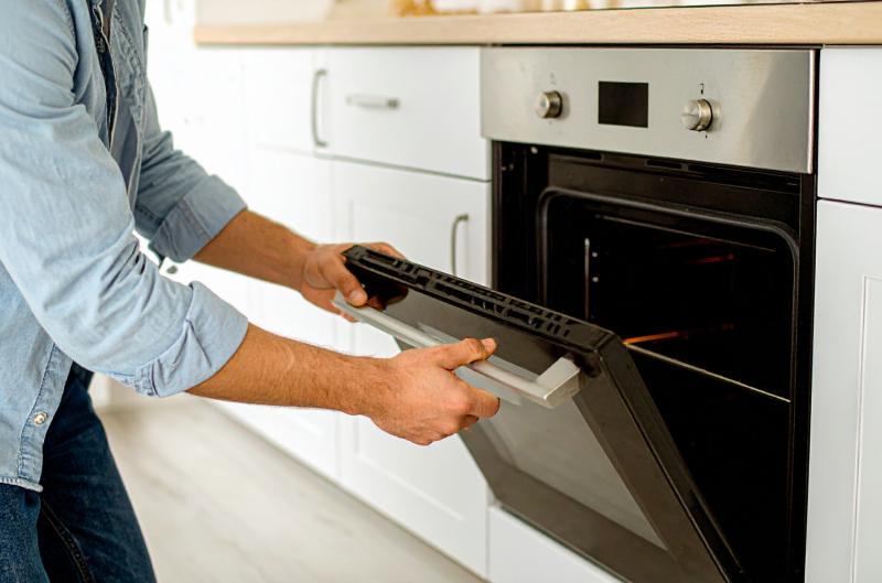 Máte špinavou troubu i po umytí? Pravděpodobně zapomínáte na toto skryté místo