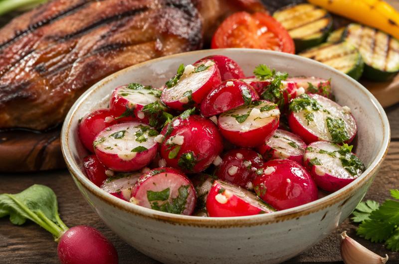 Marinované ředkvičky k masu: Příloha, která na grilu zastíní vše ostatní