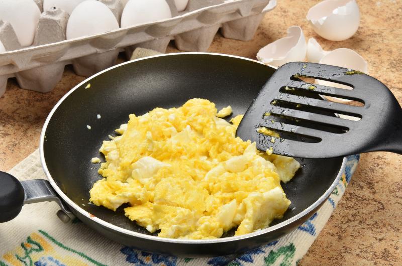 Míchaná vejce mohou chutnat úplně jinak. Rozhoduje, co dáte na pánev
