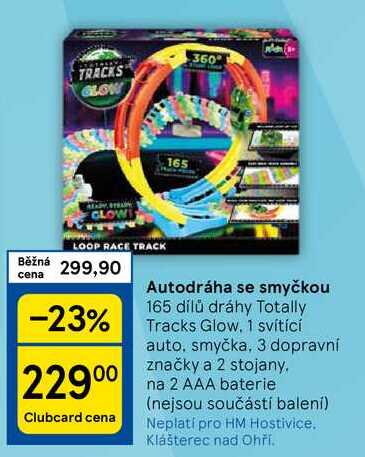 Autodráha se smyčkou 165 dílů dráhy Totally Tracks Glow. 1 svítící auto, smyčka, 3 dopravní značky a 2 stojany, na 2 AAA baterie