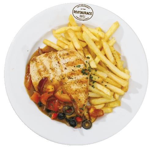 Kuřecí plátek v rajčatové omáčce s olivami a hranolky