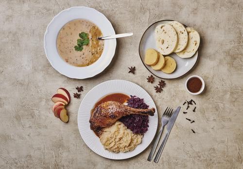 Husí stehno s červeným a bílým zelím, s houskovými a bramborovými knedlíky