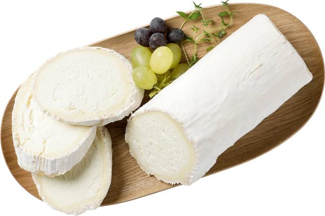 Ovčí sýr s bílou plísní na povrchu