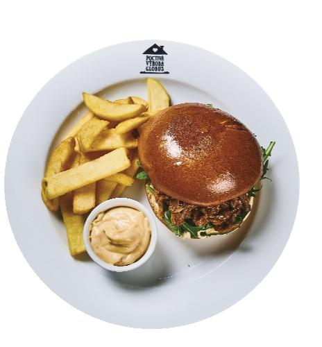 Burger s trhaným vepřovým masem a steakovými hranolky