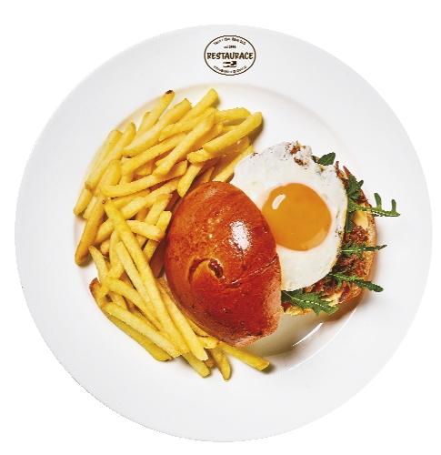 Burger s trhaným vepřovým masem, sázeným vejcem a hranolky