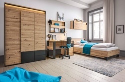 7: Pokoj pro mládež - psací stůl