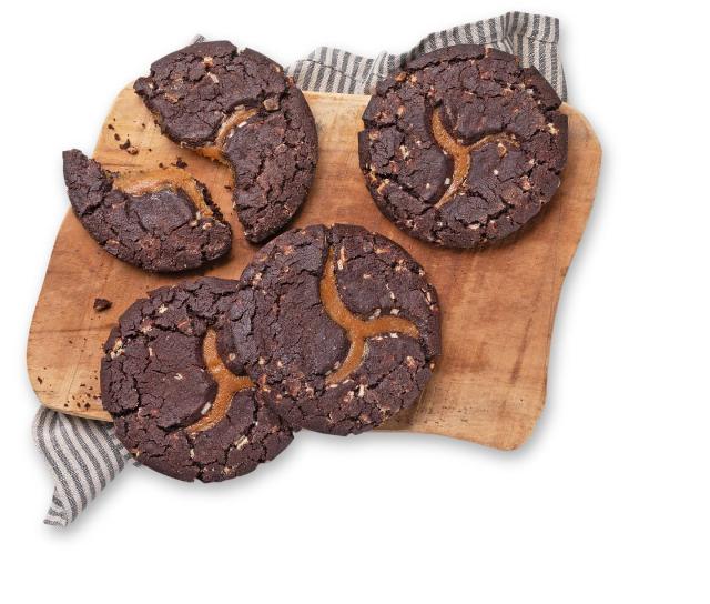 Cookie plněná slaným karamelem s kousky bíle čoko